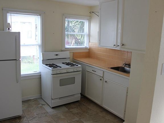 3rd image of 812 14th St APT 1