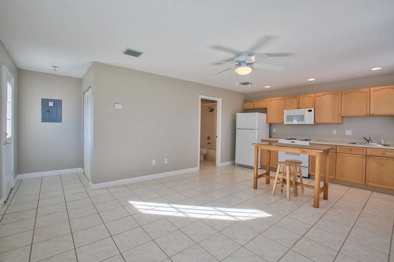 Studio, 420 sqft, $1,200 — Photo 3