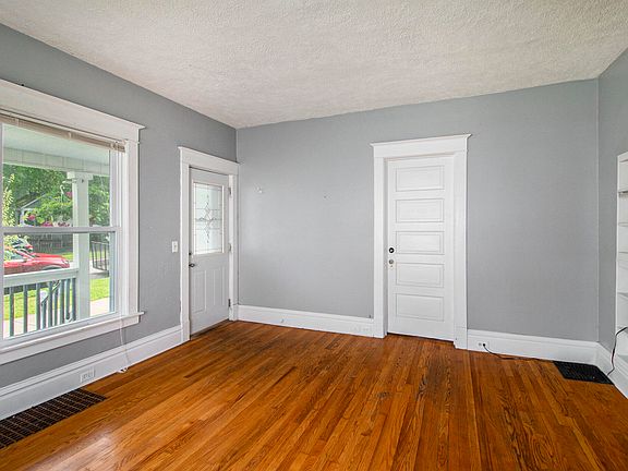 5th image of 1015 Pine Ave NW
