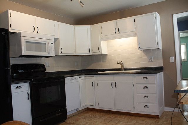 Eat-in kitchen w/ booth