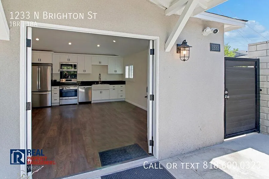 Private ADU Unit in Burbank with separate entrance and yard! — Photo 4