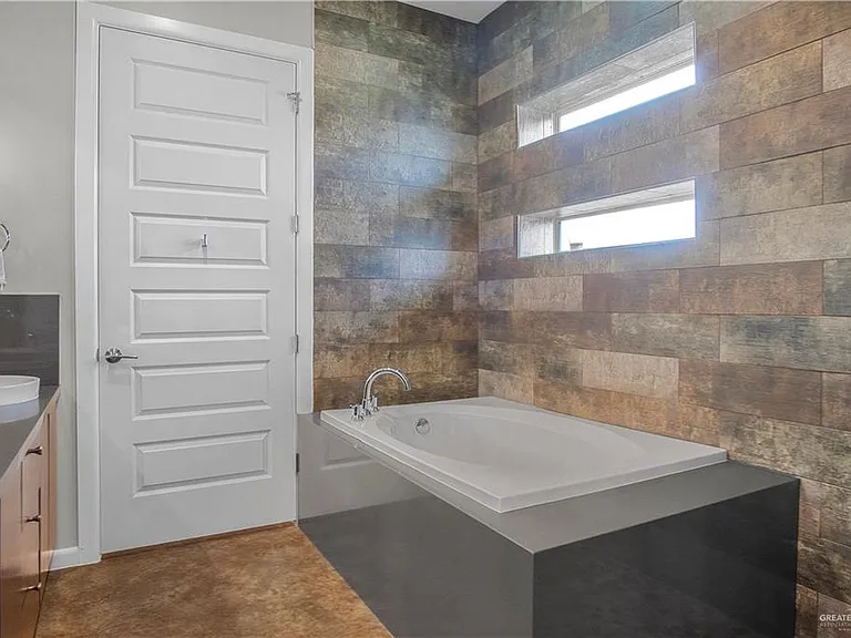 1824 Harvard Ave — Photo 16