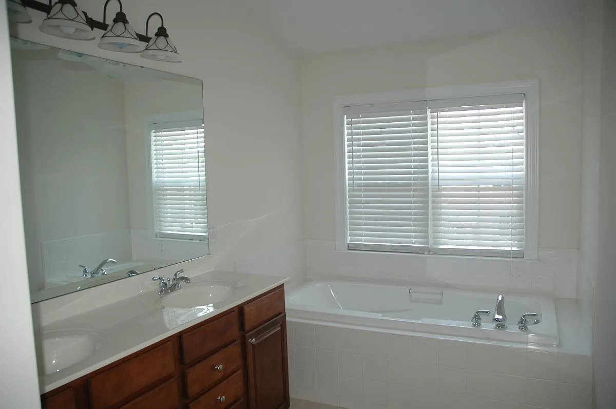 4 bed, 3.5 bath, 2900 sqft, $2,800 — Photo 3