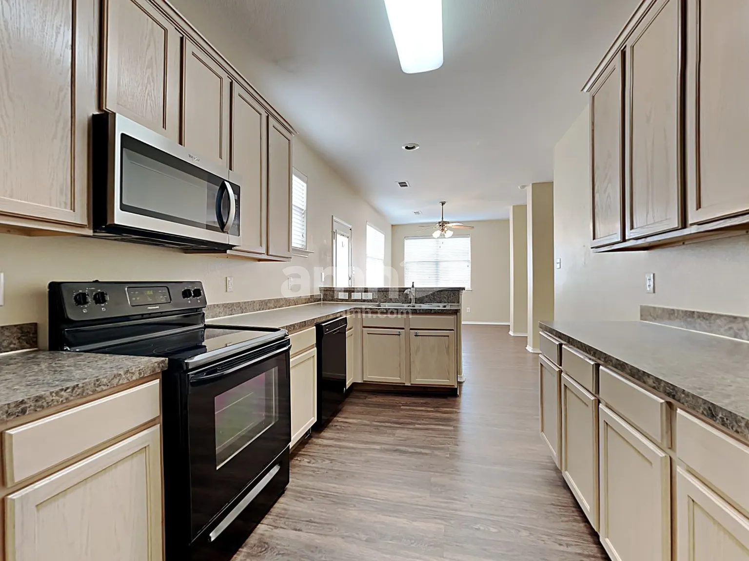 4 bed, 2.5 bath, 2520 sqft, $2,505 — Photo 4