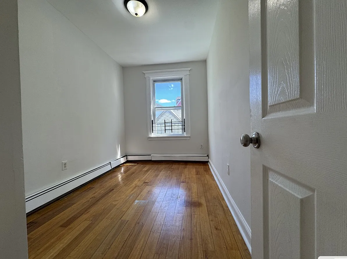 3 bed, 1000 sqft, $2,250 — Photo 3