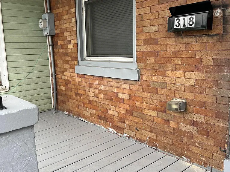 318 Powell St — Photo 2