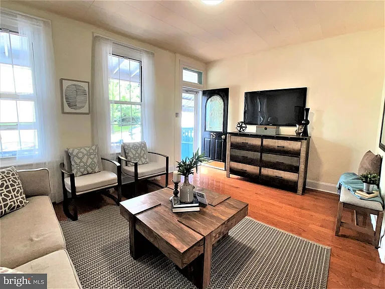 75 Harry St — Photo 4