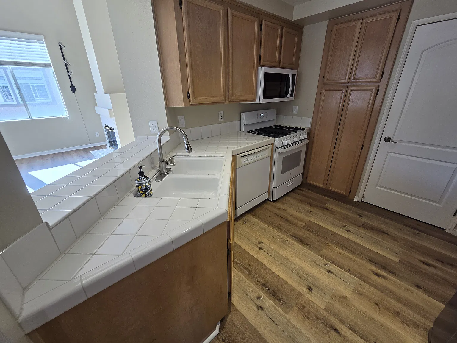 3 bed, 1246 sqft, $3,550 — Photo 3