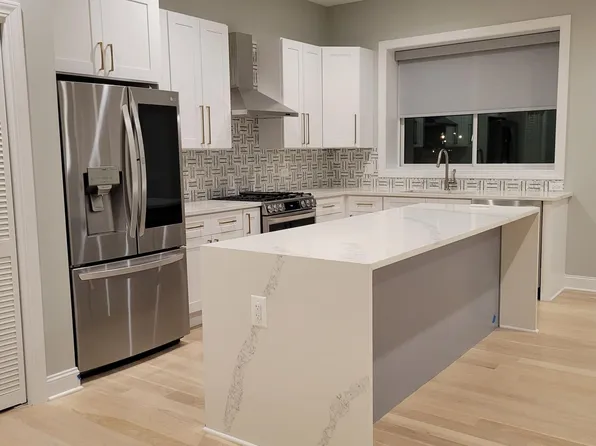 8039 Elmwood St #302, Skokie, IL 60077