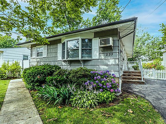 3rd image of 233 Thornycroft Ave