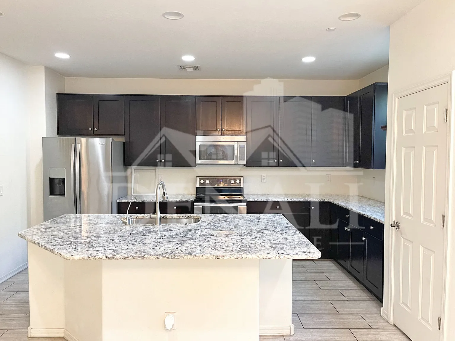 3 bed, 2.5 bath, 2020 sqft, $3,000 — Photo 3