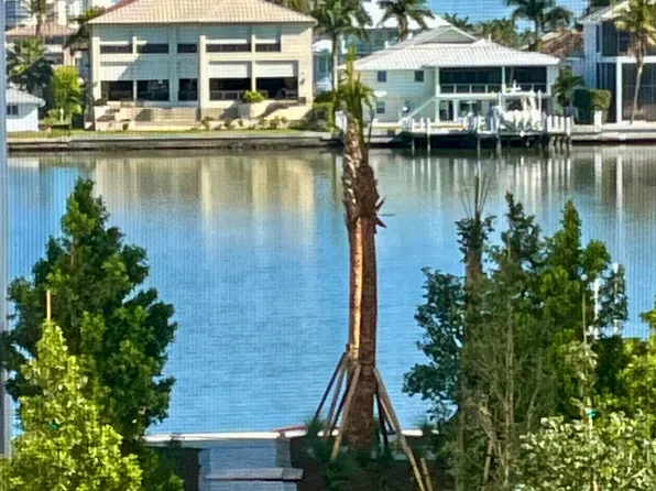 260 Southbay Dr APT 211, Naples, FL 34108