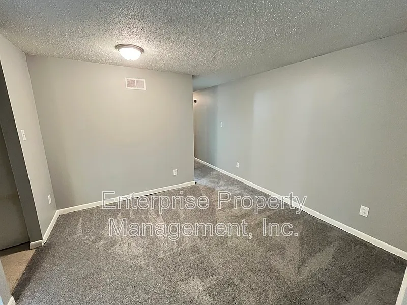 2 bed, 1.0 bath, 968 sqft, $895 — Photo 2