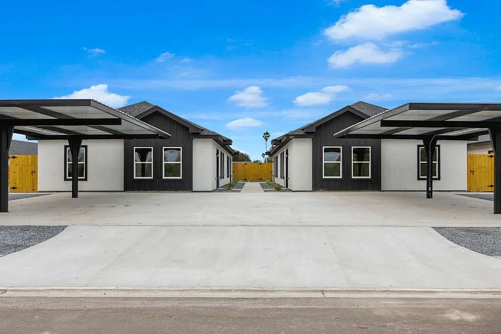 3 bed, $1,200 — Photo 1
