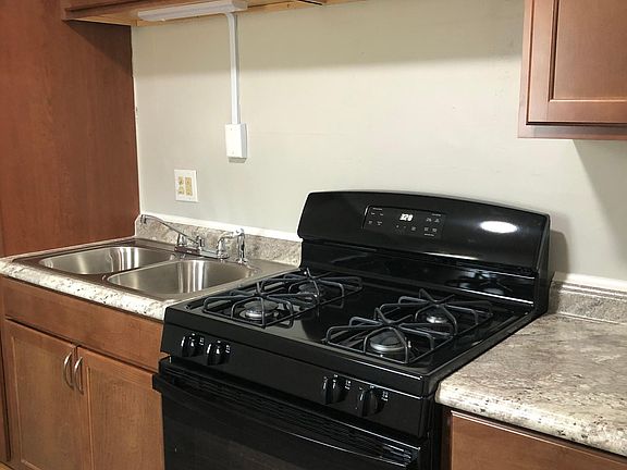 2nd image of 2511 Peach St #8