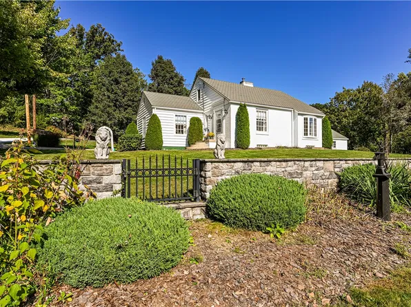 110 Daffodil Ln, Jeannette, PA 15644