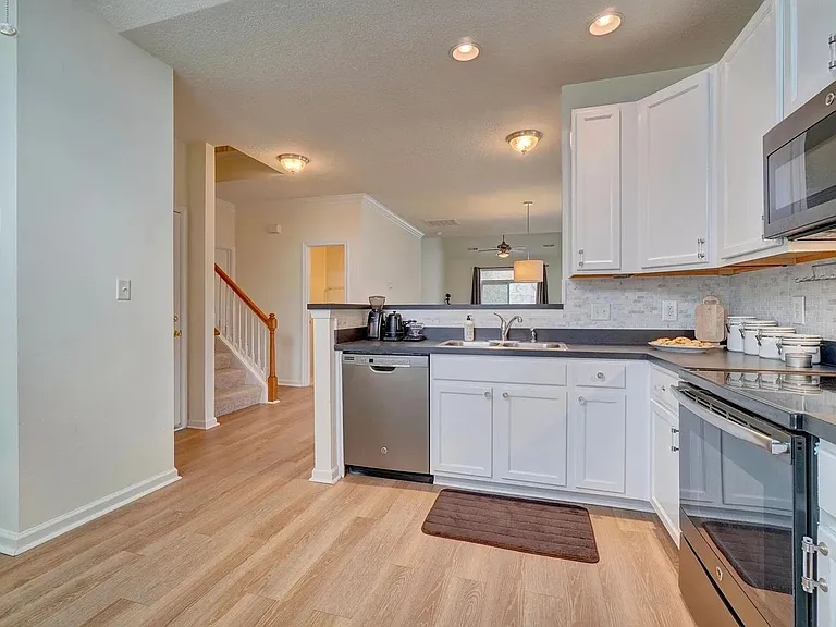 2230 Livingston St — Photo 8