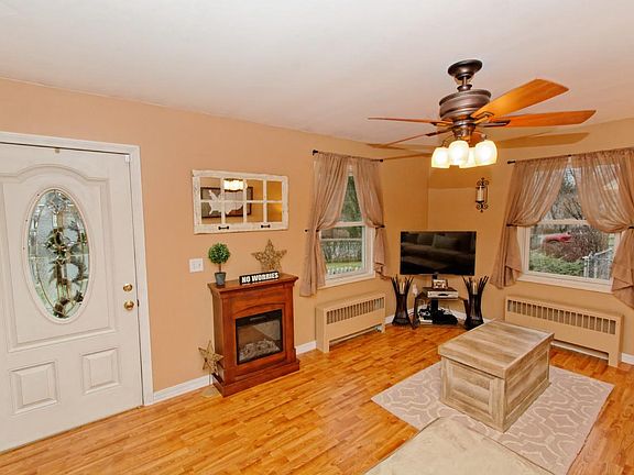 3rd image of 4 Sanford Ave