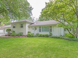 490 Riverside Dr, Crystal Lake, IL 60014