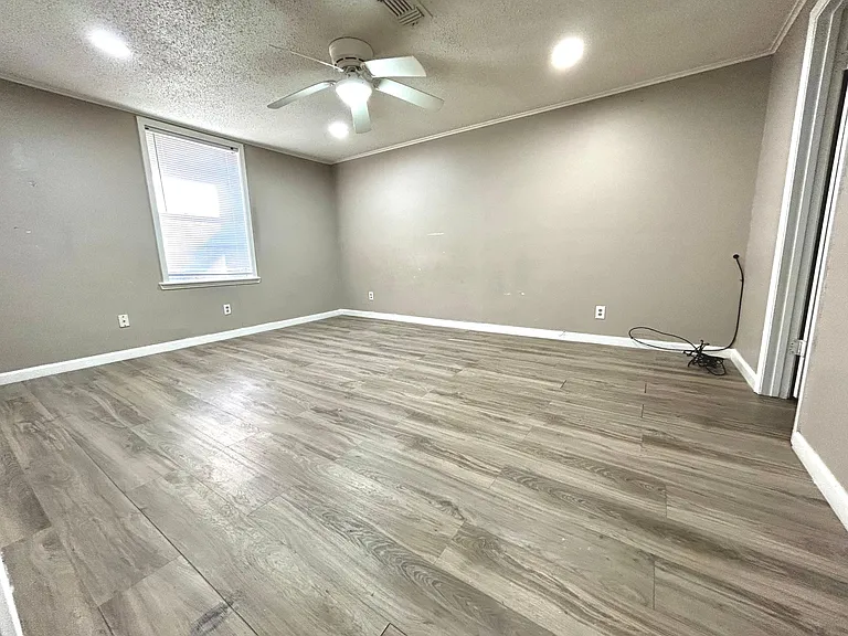 1006 Jordan Ave — Photo 4