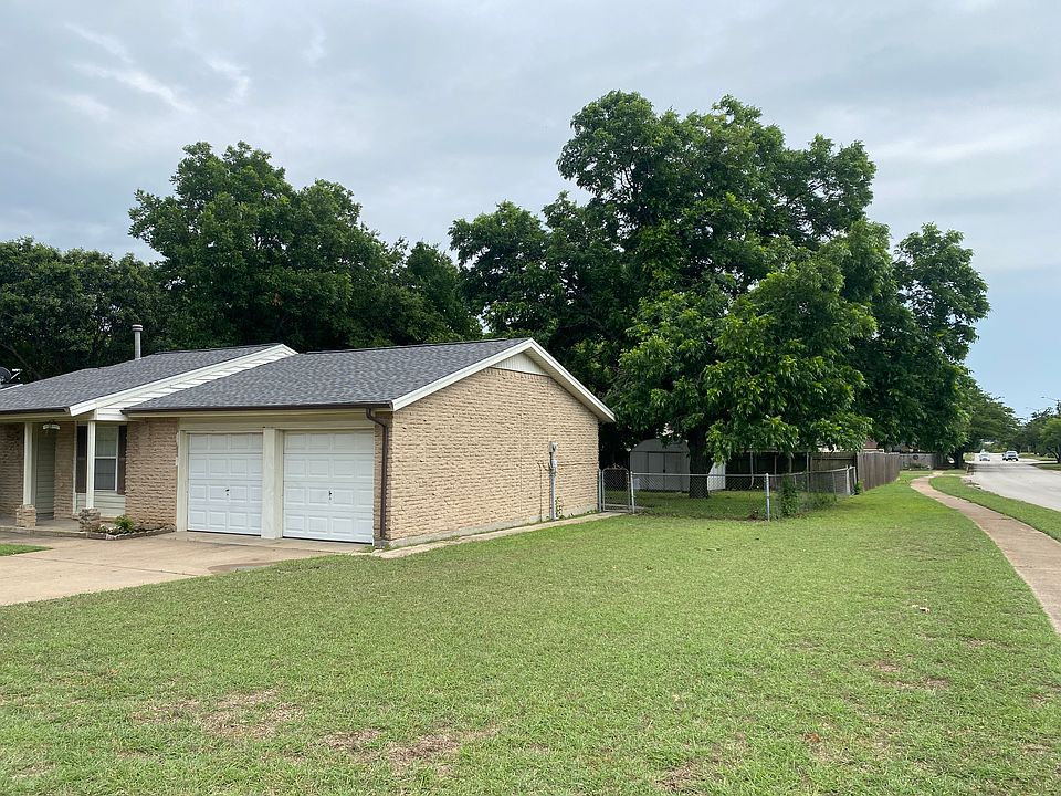 Amazing corner lot!!