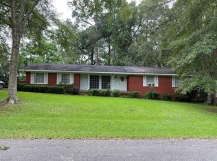 1220 Crestwood Dr, Laurel, MS 39440