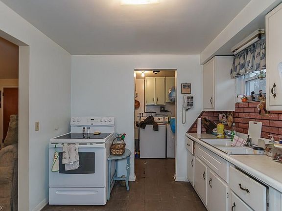 3rd image of 7685 Eisenhower Dr
