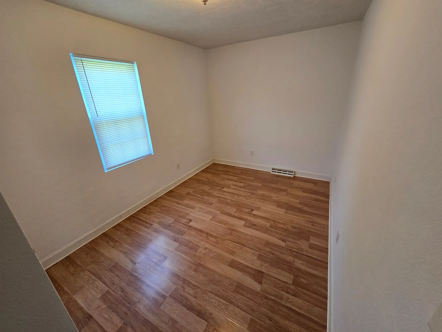 3 bed, 1.5 bath, 1014 sqft, $2,000 — Photo 4