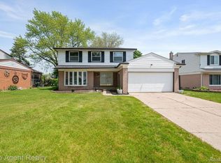 27370 Selkirk St, Southfield, MI 48076
