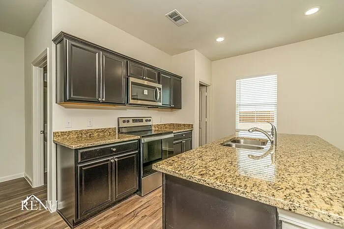 4 bed, 2.5 bath, 2095 sqft, $2,195 — Photo 4