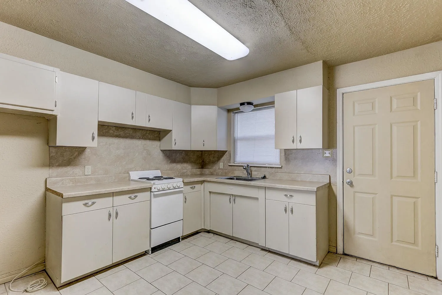 Charming 2-Bedroom Home with Spacious Backyard & Great Location — Photo 2