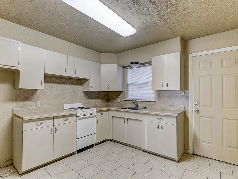 4172 NW 23rd St — Photo 2