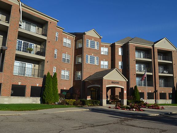 2nd image of 2000 Country Club Dr