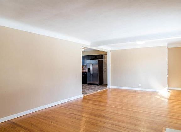 5th image of 1119 N Elizabeth Ave