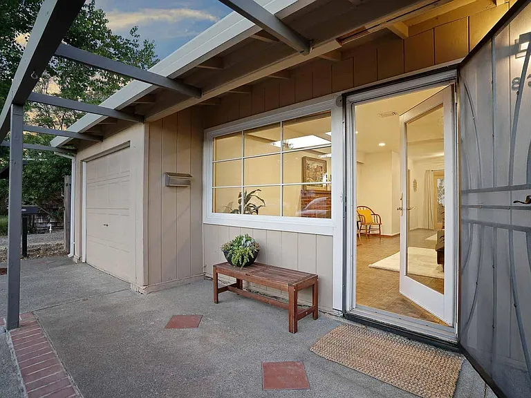 832 Eureka Ave — Photo 4