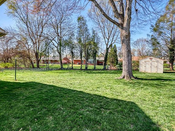 5th image of 210 Cumberland Dr
