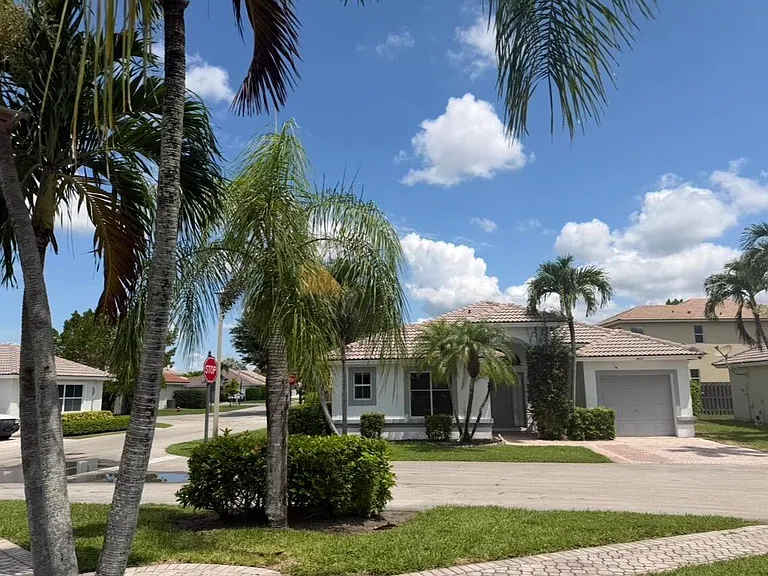 1852 Capeside Cir — Photo 2