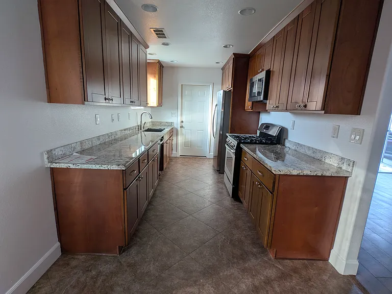 1221 Fordham Ave — Photo 11