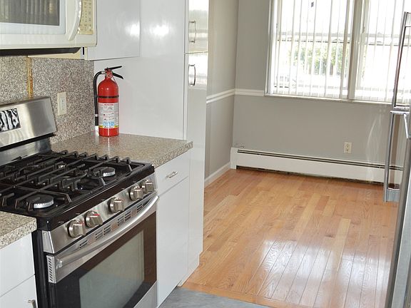 4th image of 420 Sheridan Pl APT 12A