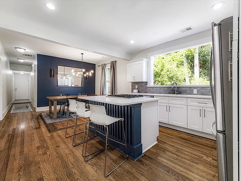 729 N Willett St — Photo 10