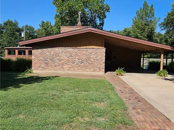206 Crestwood Ln, Pittsburg, KS 66762