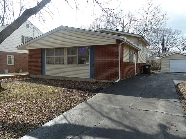 404 Douglas St photo 1