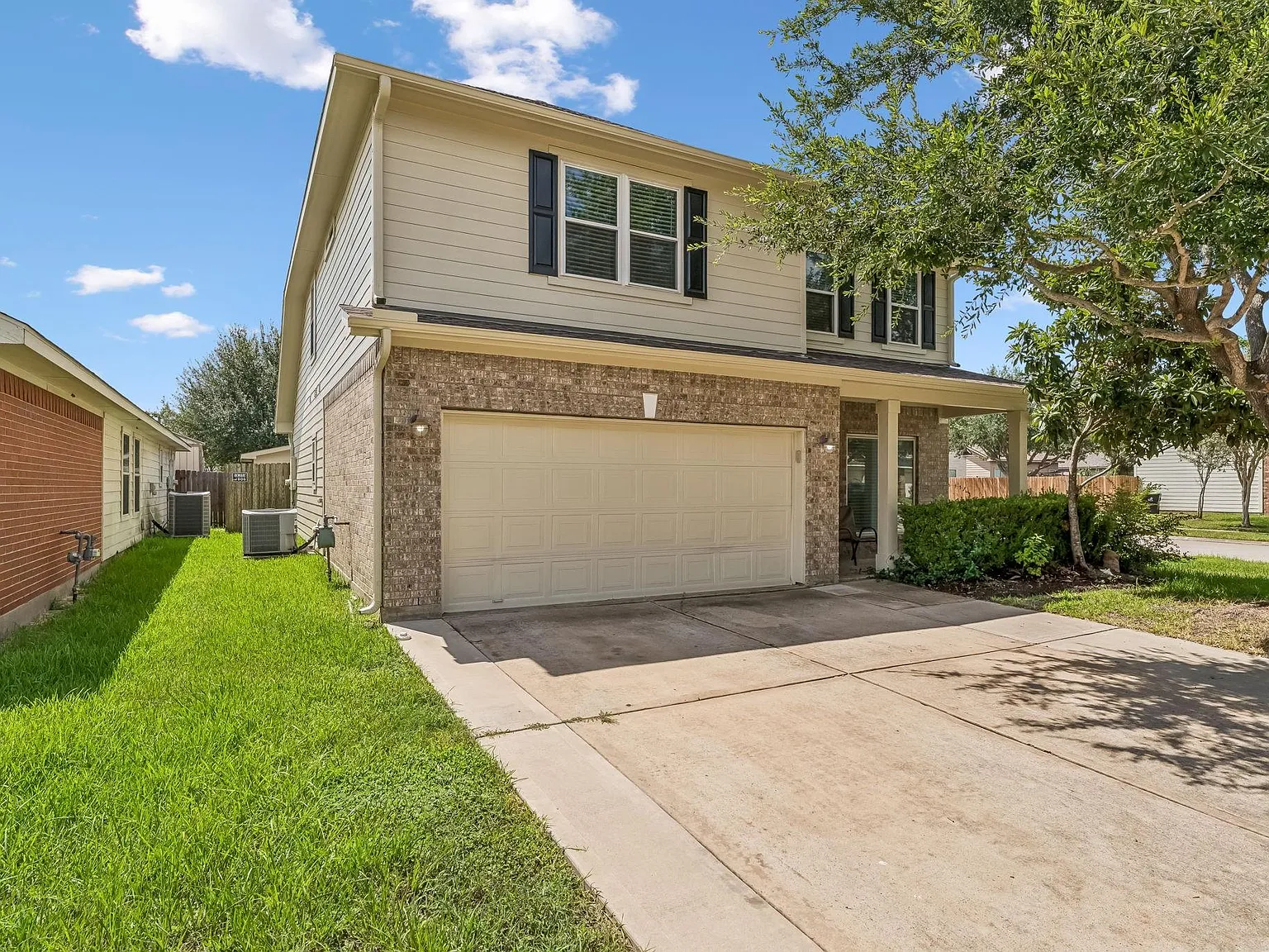 4 bed, 2.5 bath, 2410 sqft, $2,500 — Photo 3