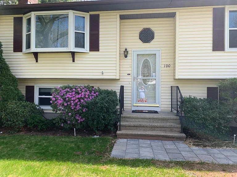 100 Tanglewood Dr — Photo 2