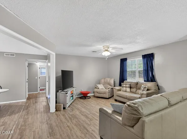 101 Stonegate St, Carterville, MO 64835