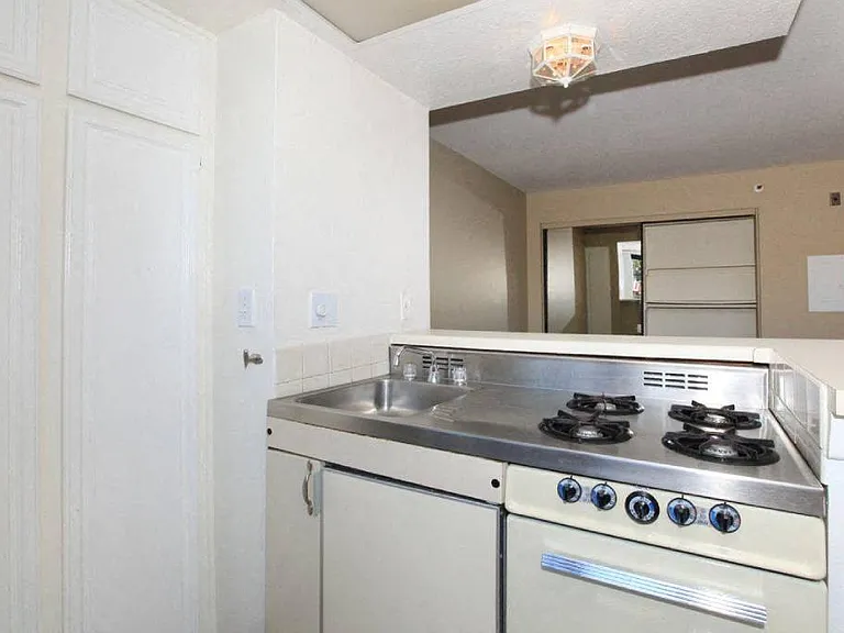 Savoy West Apartments — Photo 39