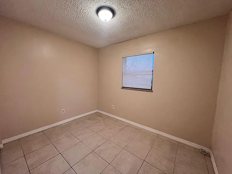 5004 La Salle St #B — Photo 7