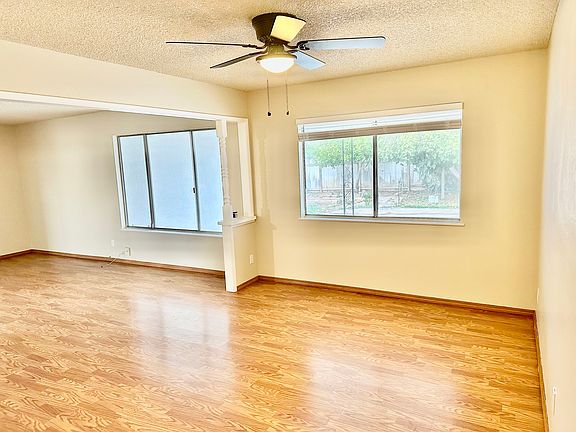 3rd image of 1088 E Menlo Ave