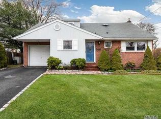 105 Glen Rd, North Babylon, NY 11703