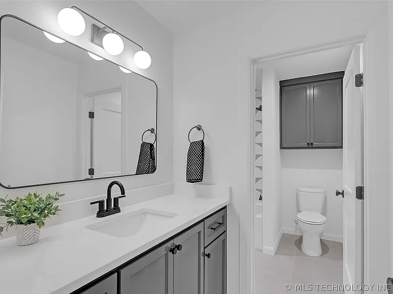 515 W El Paso St — Photo 68